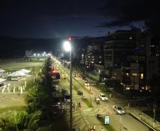 Foto de superpostes à noite