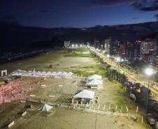 Foto aérea de superpostes iluminando orla