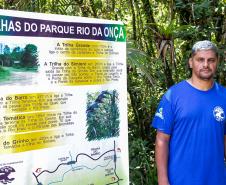 Foto de equipe responsável por devolver o tamanduá