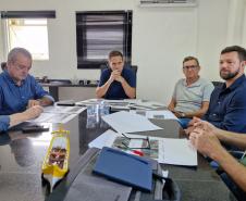 Secretário e presidente durante reunião