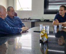 Secretário e presidente durante reunião