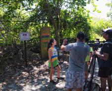 Foto de servidora do IAT dando entrevista em evento
