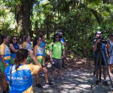 Foto de servidora do IAT dando entrevista em evento