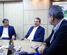 Reunião entre o secretário estadual do Desenvolvimento Sustentável, Everton Souza, e o prefeito de Foz, General Silva e Luna, sobre descentralização do licenciamento ambiental
