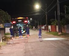 Foto de caminhões de lixo durante coleta
