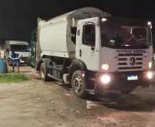 Foto de caminhões de lixo durante coleta