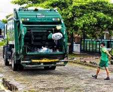 Foto de caminhões de lixo durante coleta