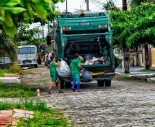 Foto de caminhões de lixo durante coleta