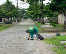 Foto de caminhões de lixo durante coleta