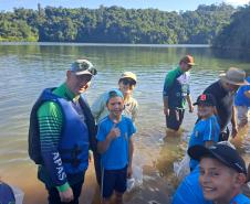 Foto de ação de soltura de peixes