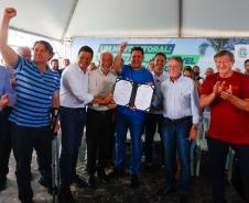 Foto do governador e autoridades em evento de anúncio