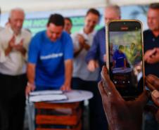 Foto do governador e autoridades em evento de anúncio