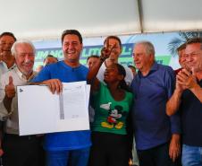Foto de autoridades durante entrega do título 