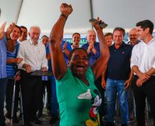 Foto de autoridades durante entrega do título 