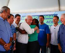 Foto de autoridades durante entrega do título 