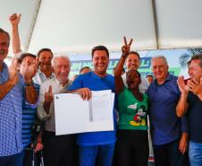 Foto de autoridades durante entrega do título 