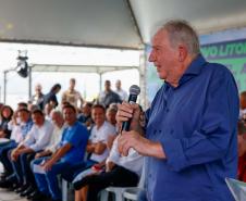 Foto do governador e autoridades em evento de anúncio