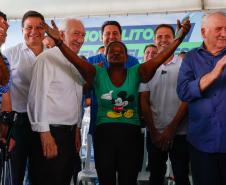 Foto de autoridades durante entrega do título 