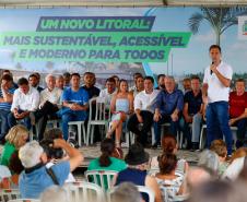 Foto de autoridades durante entrega do título 