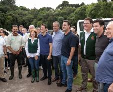 Foto de autoridades e crianças durante soltura de peixes