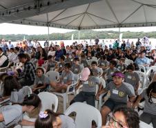 Foto de autoridades e crianças durante soltura de peixes