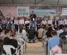 Foto de autoridades e crianças durante soltura de peixes