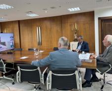 Foto de vice-governador, secretário do desenvolvimento sustentável e diretores da Sedest em reunião