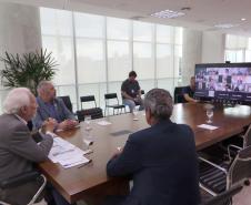 Foto de autoridades em reunião