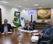 Foto de vice-governador, secretário do desenvolvimento sustentável e diretores da Sedest em reunião