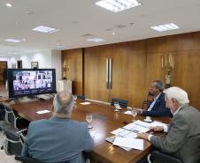 Foto de vice-governador, secretário do desenvolvimento sustentável e diretores da Sedest em reunião