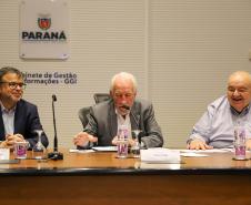 Foto de autoridades durante reunião