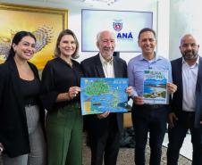 Foto de autoridades durante assinatura