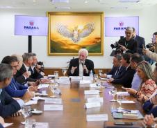 Foto de autoridades durante assinatura