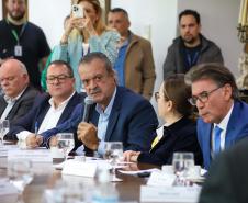 Foto de autoridades durante assinatura