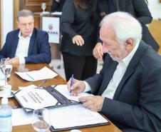 Foto de autoridades durante assinatura