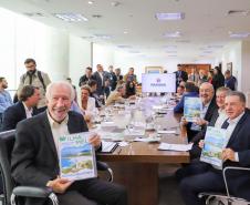 Foto de autoridades durante assinatura