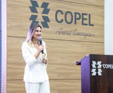 Foto de autoridades discursando em evento