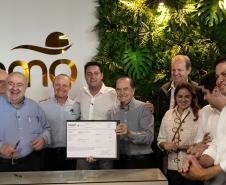 Foto de autoridades durante entrega da licença