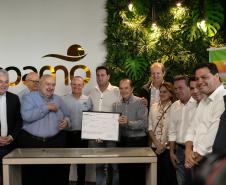 Foto de autoridades durante entrega da licença