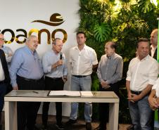 Foto de autoridades durante entrega da licença