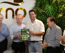 Foto de autoridades durante entrega da licença