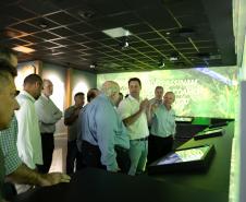 Foto de autoridades durante entrega da licença