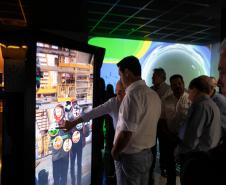 Foto de autoridades durante entrega da licença