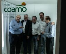 Foto de autoridades durante entrega da licença