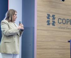 Foto de autoridades discursando em evento