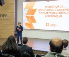 Foto de autoridades discursando em evento