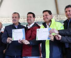 Foto de governador entregando licença ambiental em evento