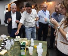 Foto de autoridades durante entrega da licença