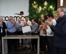 Foto de autoridades durante entrega da licença