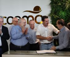 Foto de autoridades durante entrega da licença